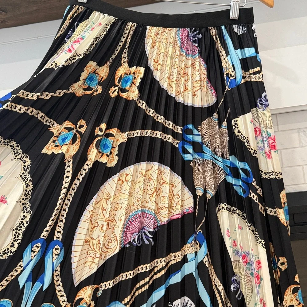 Chic Black and Cream pleated Skirt - Picture 3 of 10